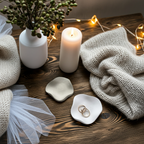 Kleine organisch geformte Keramikschale in Weiß oder Pantone Toffee. Handgegossen aus Keramikgießmasse und ideal als Schmuckschale, kleine Ablage oder minimalistisches Interior-Objekt. Die weiche Form und der ruhige, moderne Look passen perfekt zu Scandi, Japandi und neutralen Wohnkonzepten. Die matte Oberfläche und leichten handmade-Strukturen machen jede Schale zu einem Unikat. Perfekt für Nachttisch, Badezimmer, Sideboard oder als kleines Deko-Highlight.