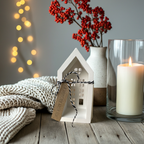 Lichthaus aus weißer Keramik mit klarer, moderner Form. Fotografiert in ruhiger, winterlicher Atmosphäre mit roten Beeren, Kiefergrün und warmen Lichtreflexen. Handgefertigt, gegossen und geschliffen, mattes Finish, natürliche Haptik. Skandi-Stil trifft auf Boho-Charme. Ideal für festliche Deko, Weihnachtsgeschenke, Kerzenschein-Momente und Interior-Fans, die schlichte Eleganz lieben. Handmade Design aus Deutschland, nachhaltig und mit Liebe gefertigt.