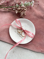 Nachhaltige Hochzeitsinspiration mit Trockenblumen, Naturmaterialien und persönlicher Papeterie – ideal für Boho- oder Green Weddings im kleinen Kreis, „Detailaufnahme moderner Hochzeit mit Trockenblumenstrauß, rustikaler Tischdeko und handgemachten Elementen – perfekt für Micro Wedding oder Tiny Wedding.




