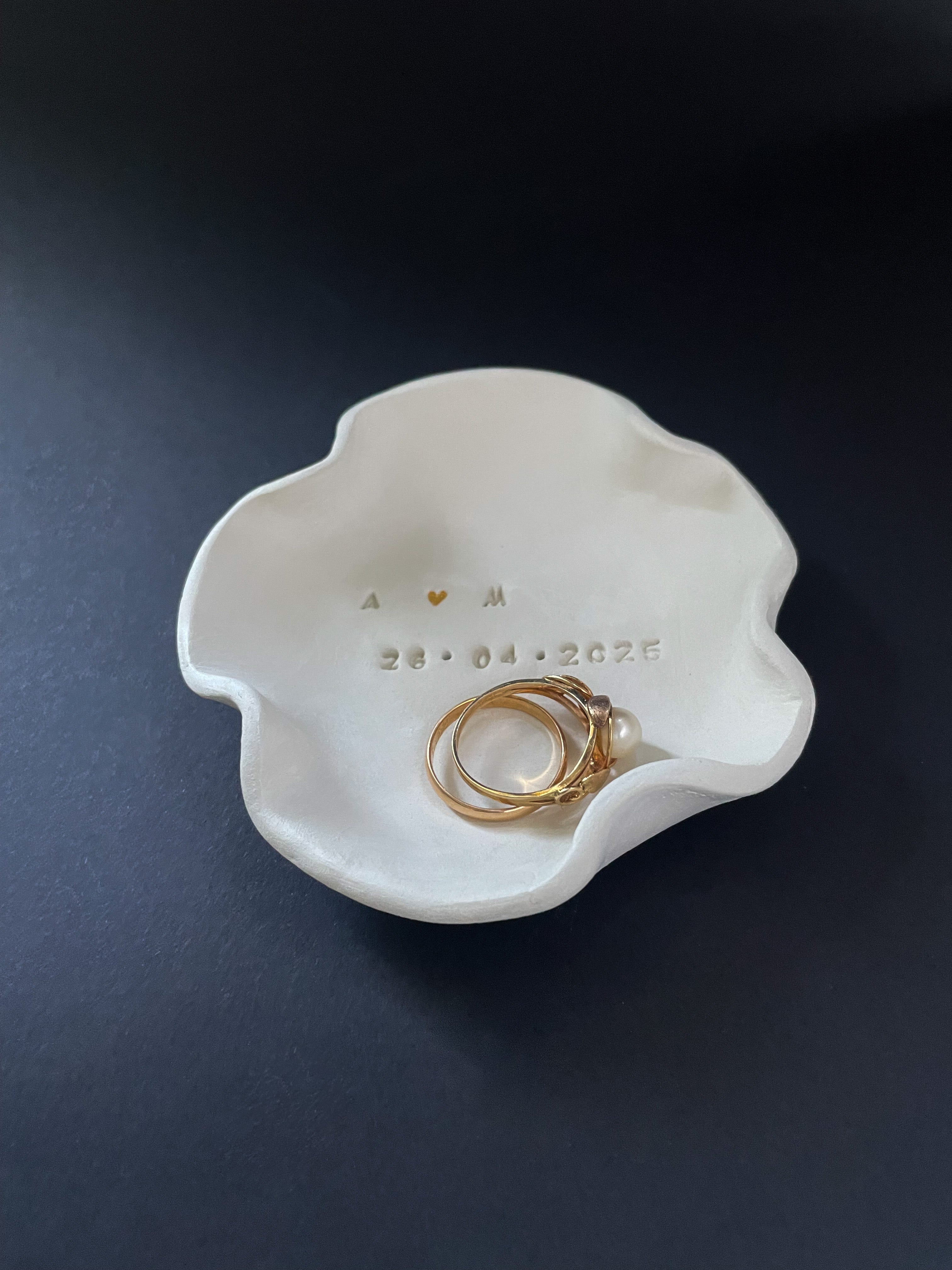 Schlichte, hochwertige Keramikschale für Hochzeitsringe, von Hand gefertigt mit unregelmäßiger, natürlicher Form – handmade in Germany. cooles design für moderne hochzeiten und freie Trauungen

