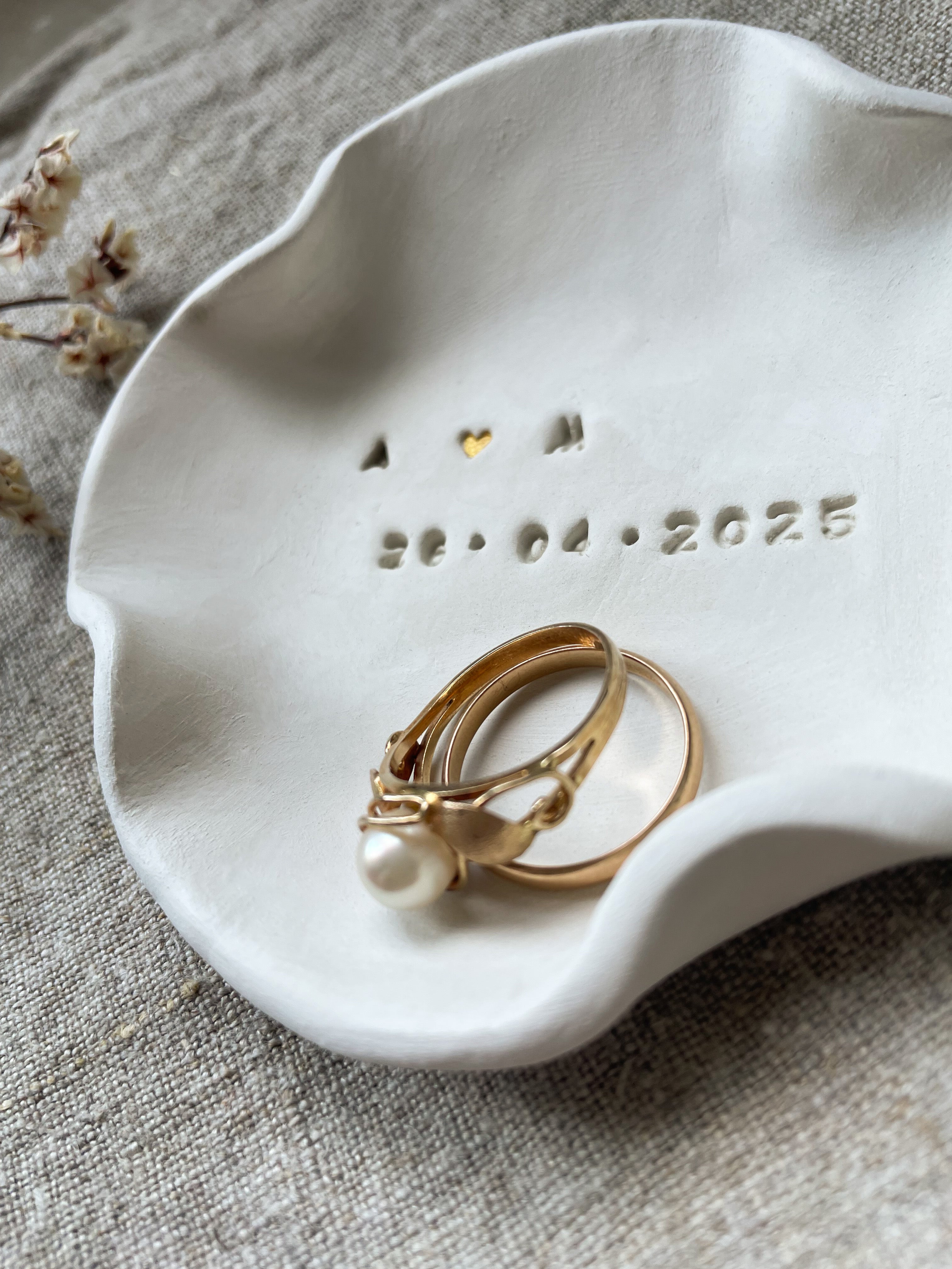 Modern, clean & echt: handgetöpfertes Keramik-Schälchen für Ringe – unikat, not perfect, but so right, Hochzeitsschale für moderne Paare – handmade, heartfelt, totally you. Organische Form, natürliche Haptik, still beautiful. Designerstück