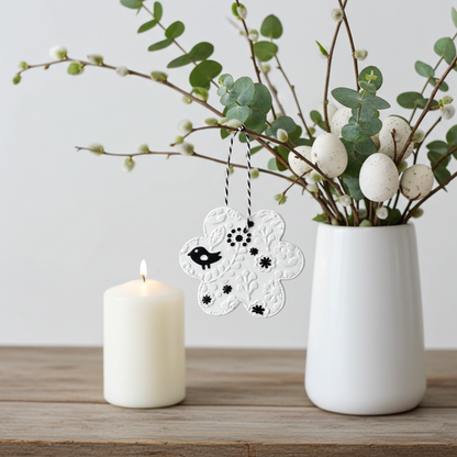 Moderner Osteranhänger als Blüte mit plastischem Blumen Dekor und kontrastreichem schwarzem Vögelchen am Rand