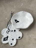 süße Frühlingsdeko.Elegante Birdie Dekoschale aus Porzellan mit kleinem Vogel als stilvolles Osternest für die Frühlingsdekoration