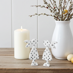 Hasenpaar aus Keramik mit feinem Herzchenmuster, matte Oberfläche, Frühlings- und Osterdeko, handgefertigte osterdeko, Hasenpaar aus Keramik als Frühlingsdeko auf Regal, modernes Osterarrangement

