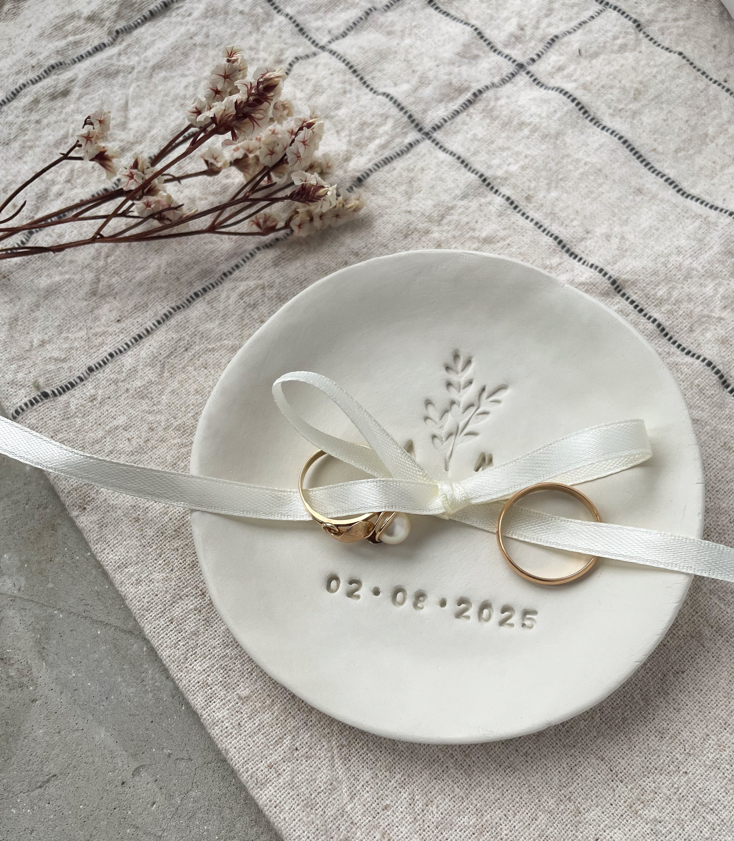 Boho Ringschale Keramik, mit Initialen und Datum, Zweigprägung, Ringkissen Alternative, Hochzeit personalisiert, handgemacht, Standesamt, freie Trauung, Geschenkidee, handmade, Eva & Fee.

