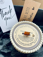 Knistern wie am Kamin: Duftkerze mit Holzdocht aus Kirschholz und warmem Patchouli-Duft, in ein selbstgefertigtes Keramikschälchen gegossen. Handgemacht & heartfelt – aus dem Atelier von Eva & Fee.

