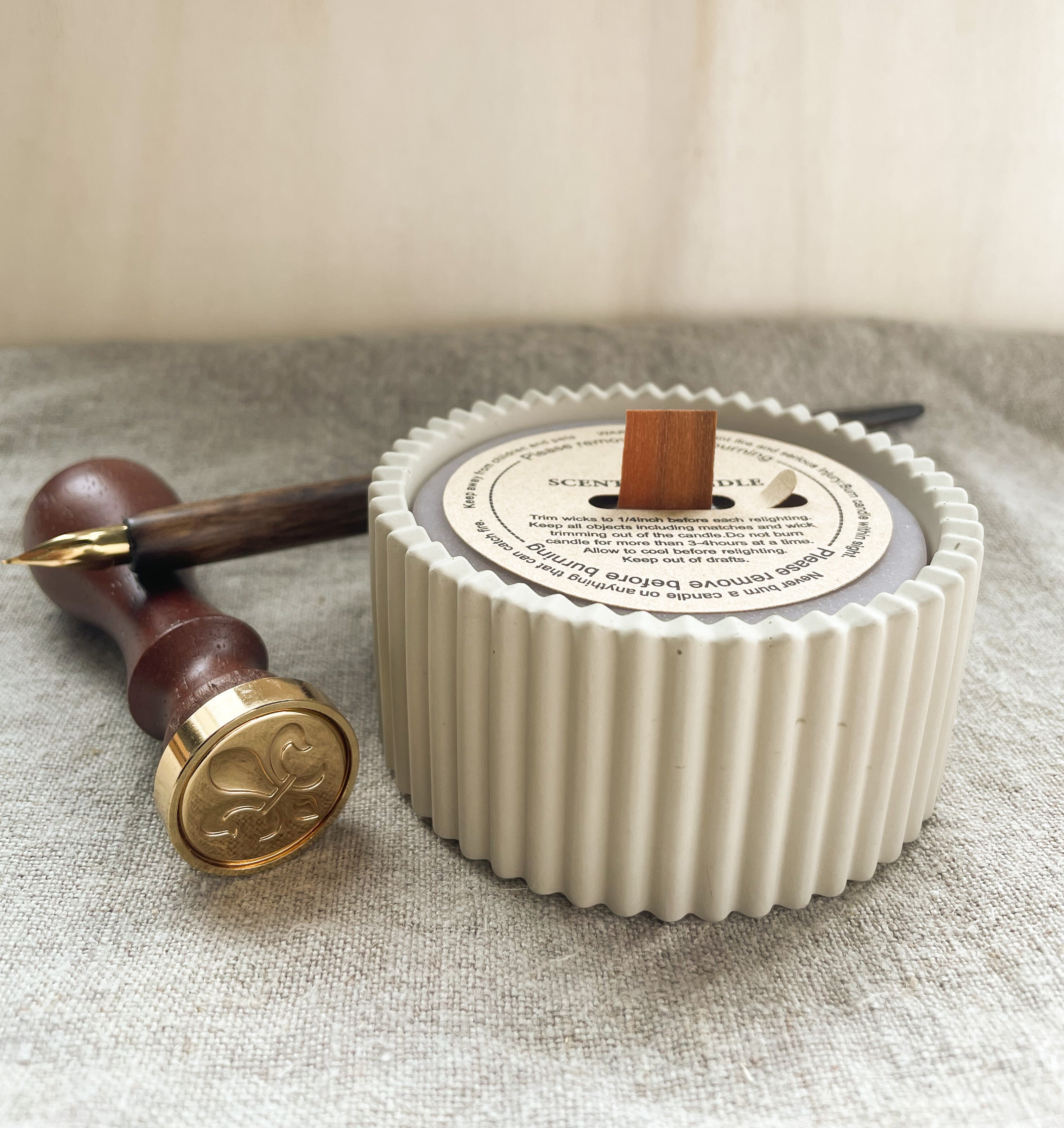 Keramikkerze mit feinem Holzdocht-Sound und sinnlich-herbem Patchouli-Duft. Eine ruhige, stilvolle Duftkerze für Abende mit Seele – von Hand gegossen, aus echtem Ton geformt, made with love.

