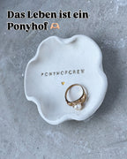 Schälchen „Ponyhofcrew“ aus echter Keramik – handgefertigt bei Eva & Fee, perfekt als Geschenk für Sandkastenfreundinnen, Reitstall-Buddys oder Seelenfreundinnen mit Ponyvergangenheit.

