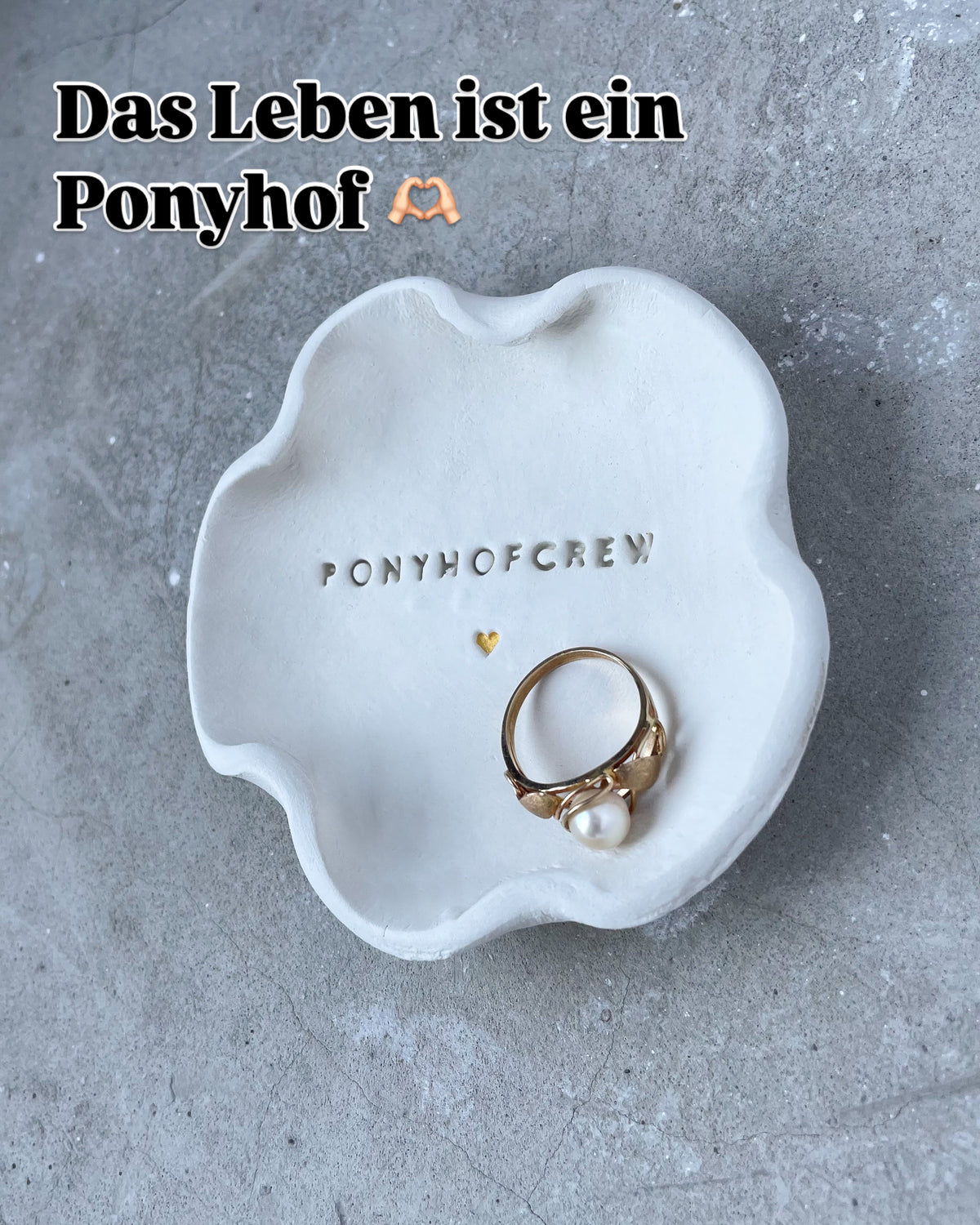 Schälchen „Ponyhofcrew“ aus echter Keramik – handgefertigt bei Eva & Fee, perfekt als Geschenk für Sandkastenfreundinnen, Reitstall-Buddys oder Seelenfreundinnen mit Ponyvergangenheit.

