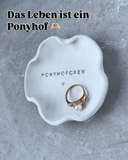 Schälchen „Ponyhofcrew“ aus echter Keramik – handgefertigt bei Eva & Fee, perfekt als Geschenk für Sandkastenfreundinnen, Reitstall-Buddys oder Seelenfreundinnen mit Ponyvergangenheit.

