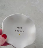 HERZMENSCH – handgetöpferte Design Schmuckschale mit Herz -als süßes Geschenk | Handgetöpfert aus echtem Ton | & für Besties