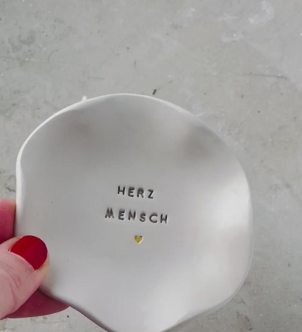 HERZMENSCH – handgetöpferte Design Schmuckschale mit Herz -als süßes Geschenk | Handgetöpfert aus echtem Ton | & für Besties