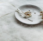 Boho- Ringschale mit Initialen, Datum & zartem Zweig | individuell personalisiert und handgetöpfert