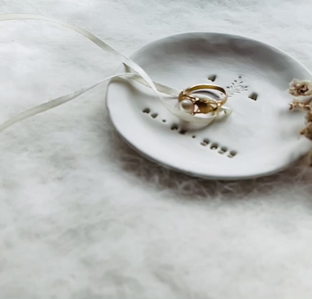 EWIG DEIN: Zauberhafte, romantische Ringschale mit Zitat, Miniherz und Datum