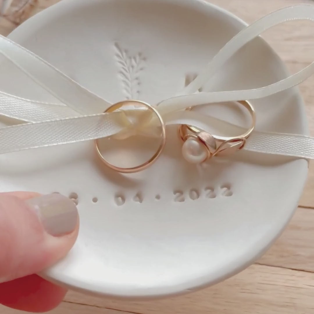 EWIG DEIN: Zauberhafte, romantische Ringschale mit Zitat, Miniherz und Datum