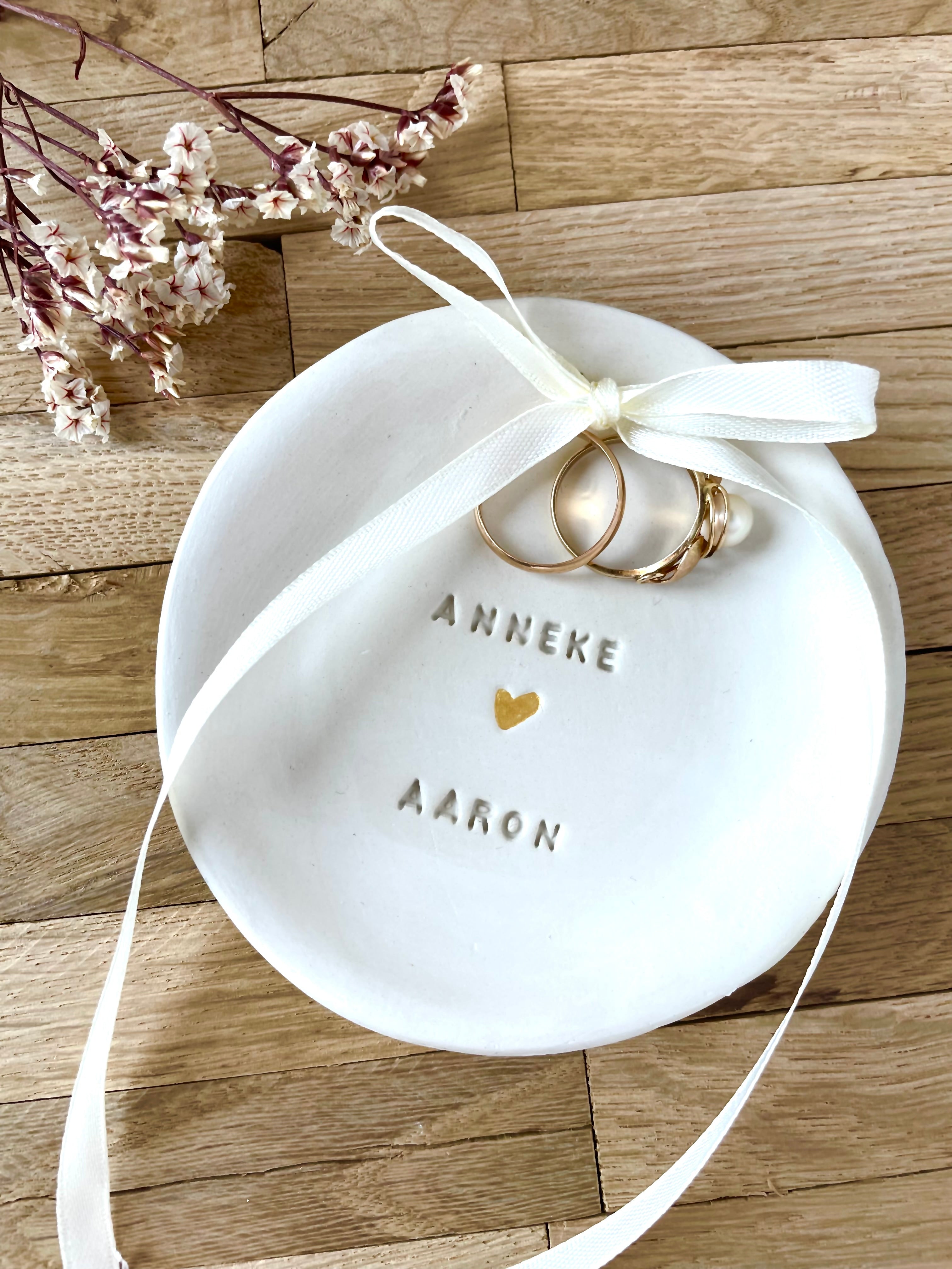 Boho Ringschale aus deutscher Keramik, matt, mit großen Initialen, goldenem Herz und Hochzeitsdatum, handgefertigte Alternative zu Ringkissen oder Ringbox. Boho ceramic ring dish, made in Germany, matte finish, featuring large initials, wedding date and gold heart, unique wedding ring holder
