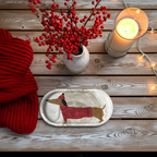 Ovales Tablett mit Dackelmotiv – ein brauner Dackel im roten Winterpulli auf heller, gegossener Keramik. Handmade Design mit Humor und Herz. Perfekt als Geschenk für Hundeliebhaber, Dackelfans oder Tierfreunde mit Stil. Ideal als Ablage für Schmuck, Schlüssel oder Brille, modern und pflegeleicht. Winterliche Dekoidee mit Charakter, nachhaltig gefertigt und liebevoll von Hand gemacht.