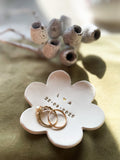 Handgetöpferte Ringschale in Blütenform aus Keramik mit Initialen, goldenem Herz und Hochzeitsdatum – personalisiertes Geschenk