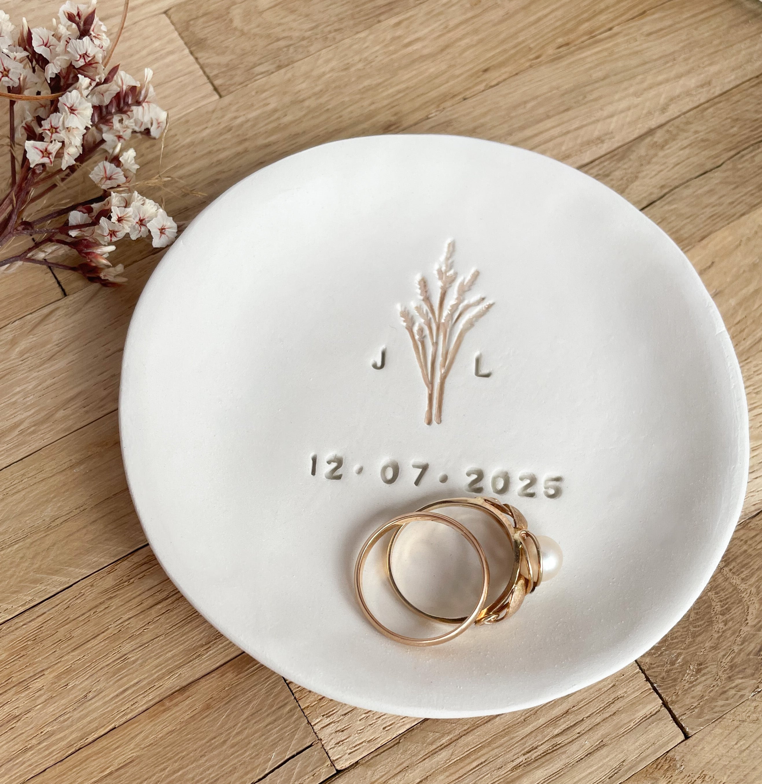 Keramik-Ringschale mit eingeprägter Kornähre, individuell gestaltet mit Initialen und Hochzeitsdatum – perfekt für Boho-, freie oder standesamtliche Trauungen.