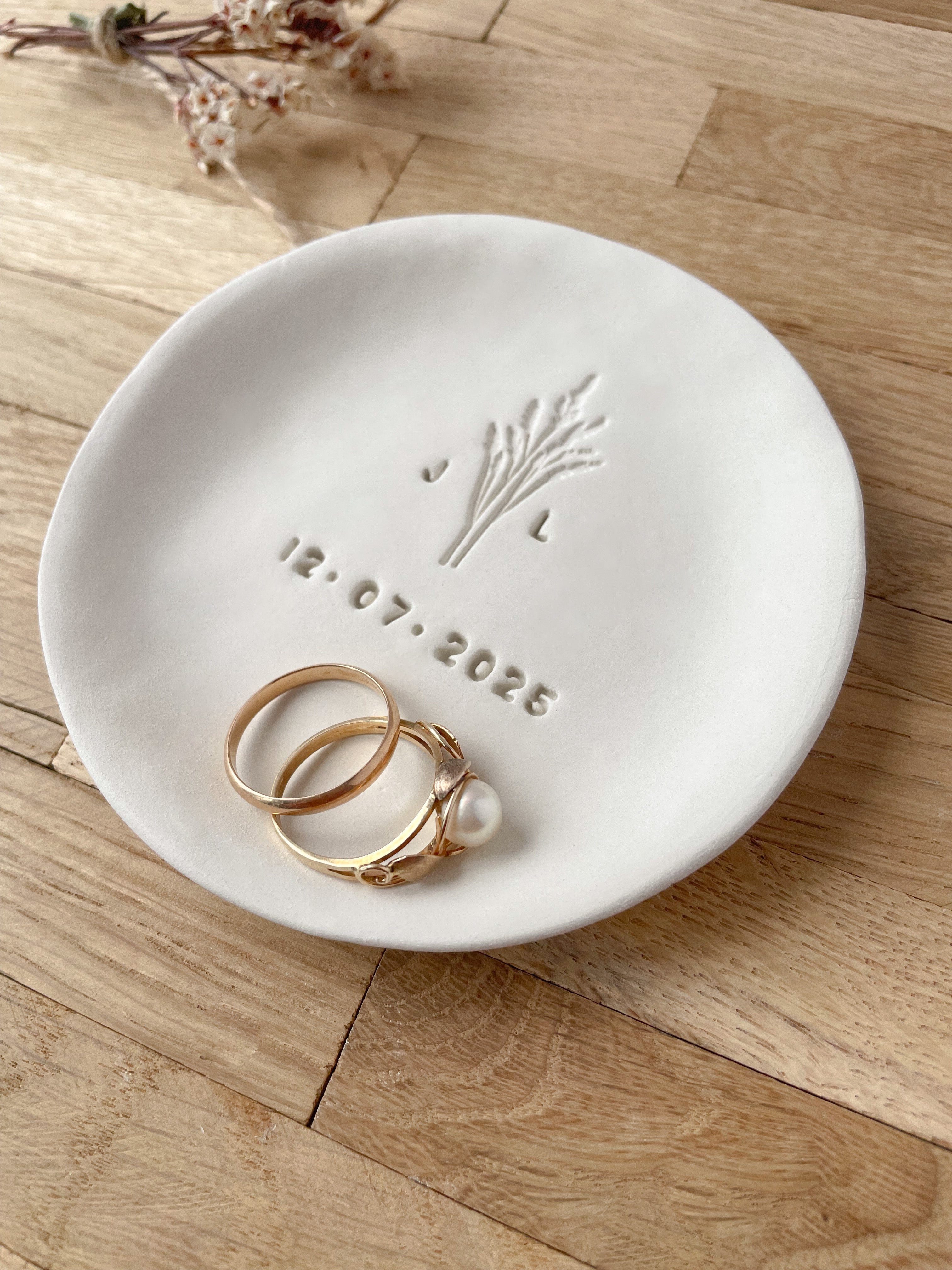 Handmade ceramic ring dish with engraved wheat detail, personalized with initials and wedding date – unique and natural alternative to ring pillow or box