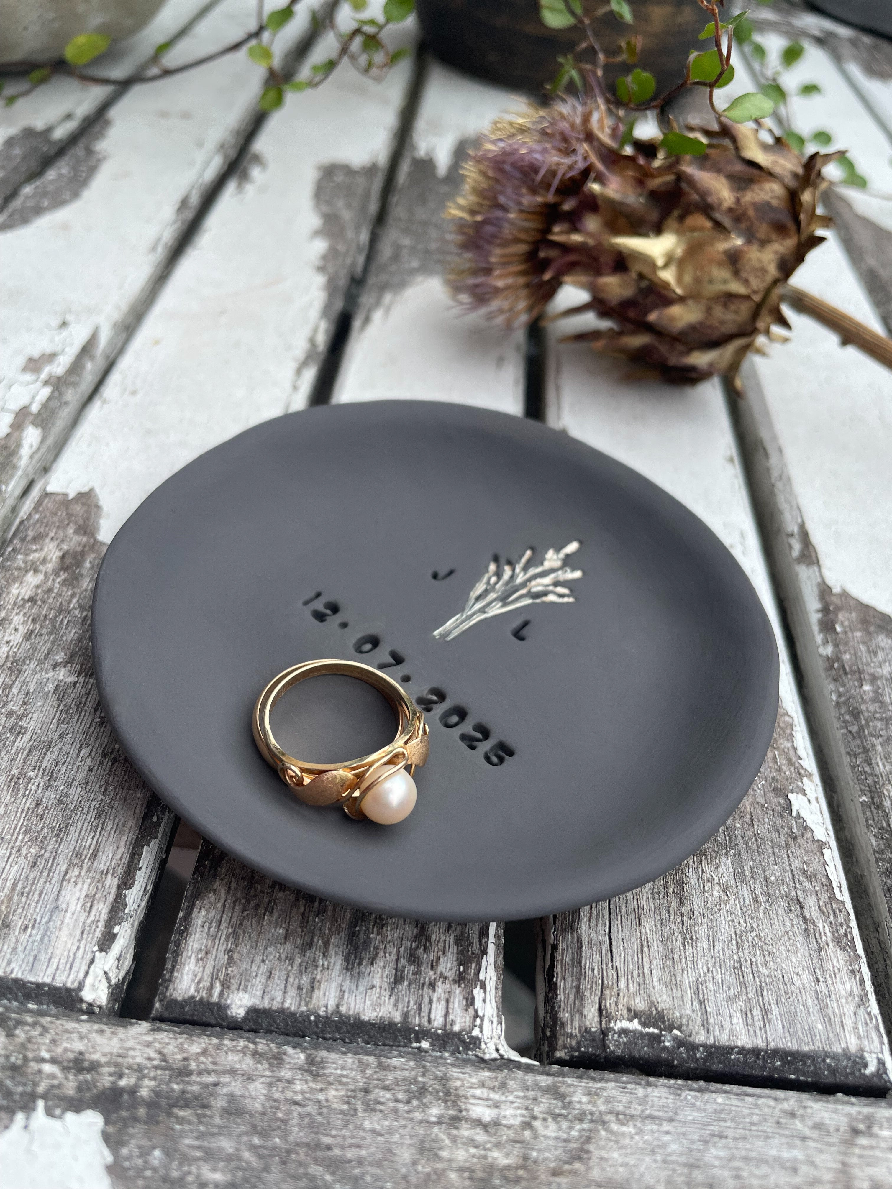Limitierte handgemachte Ringschale aus anthrazitfarbener Keramik mit eingeprägter Kornähre, Initialen und Datum – stilvolle Alternative zum Ringkissen für Boho- oder Herbsthochzeiten