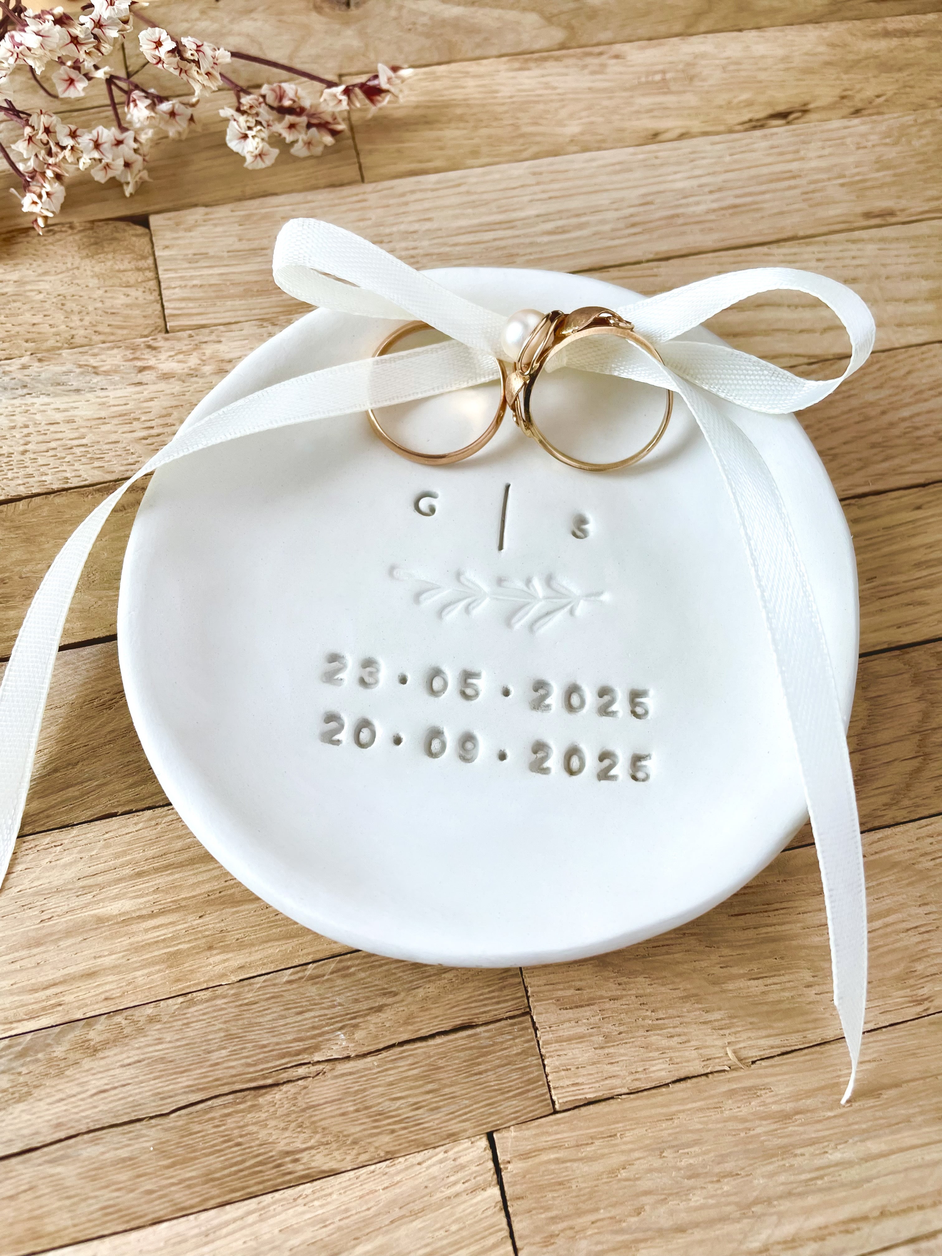 Nachhaltig handgemachte Boho Ringschale aus Keramik mit zwei Datumsprägungen, perfektes Accessoire für natürliche Hochzeiten