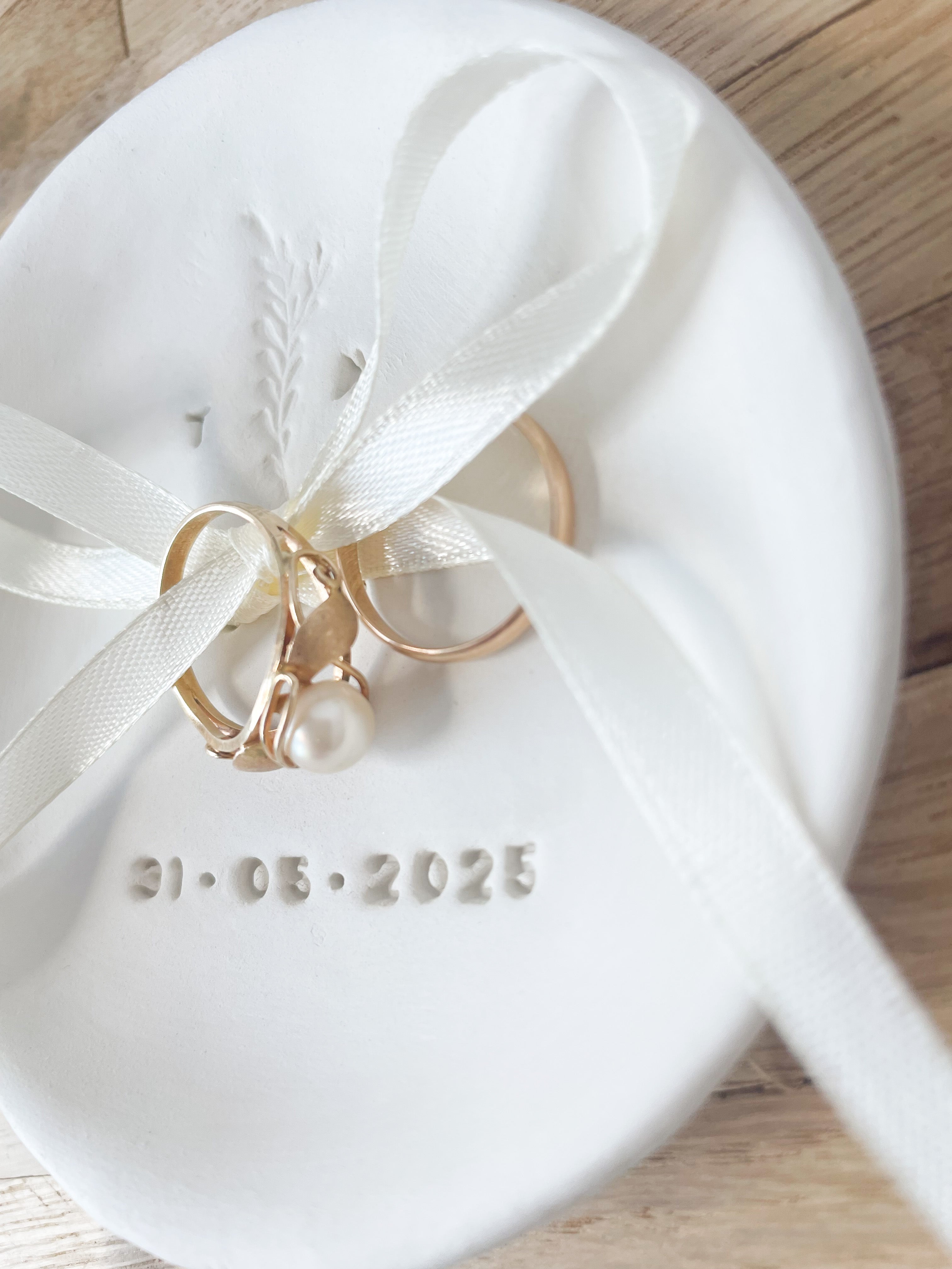 Keramik Ringschale im Boho-Stil, organisch geformt, personalisiert, nachhaltig und natürlich und inspiriert von Wildblumen und Wiesen