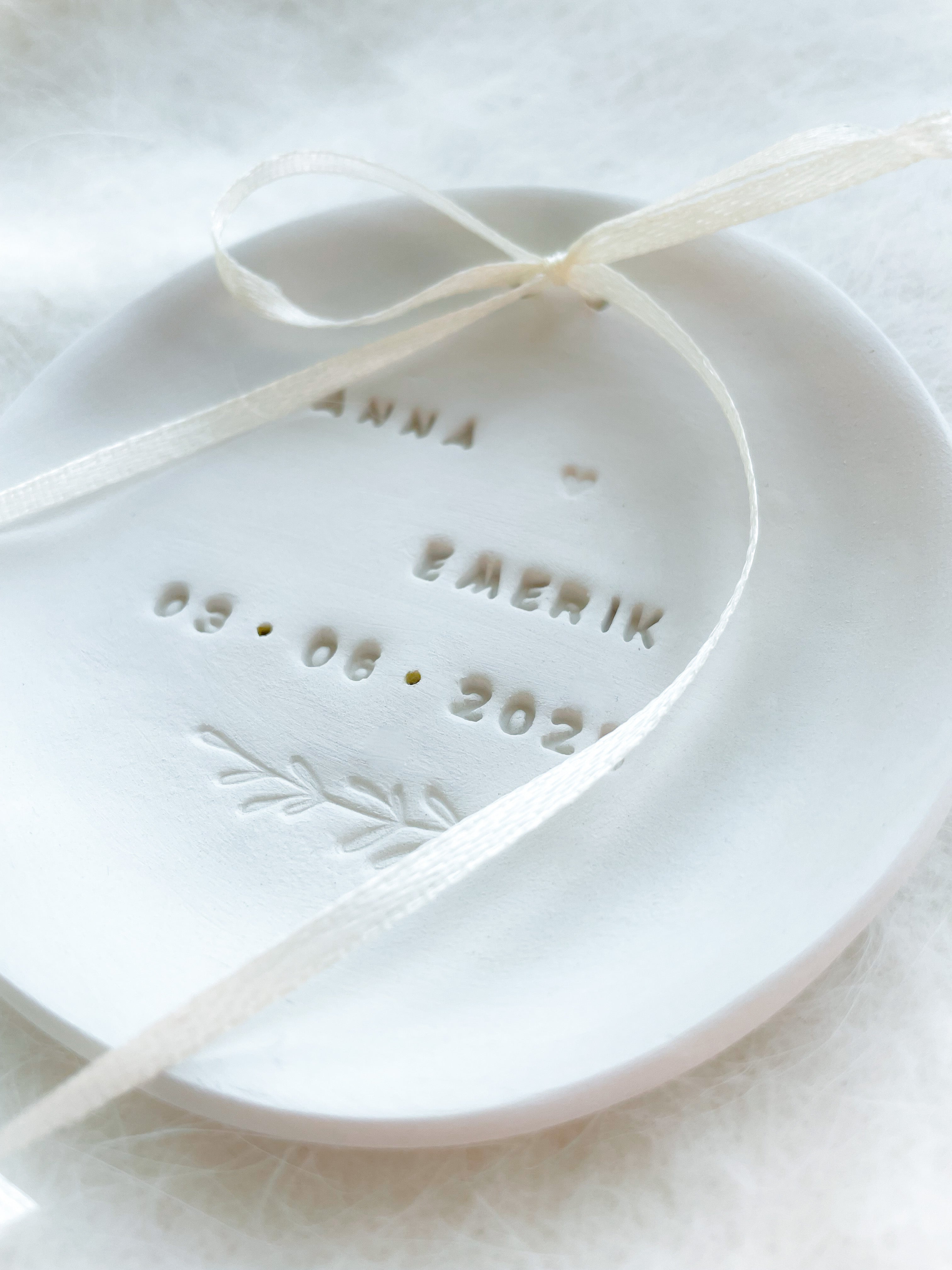 gibts auch in meinem etsy- shop: Zwei Eheringe in einer handgemachten Keramik-Ringschale mit zarter Herzprägung und personalisierter Gravur – ein einzigartiges Hochzeitsaccessoire, das eure Liebe stilvoll begleitet und nach der Trauung als Erinnerungsstück bleibt.

