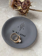 Elegante Ringschale aus Ton in edlem Anthrazit, personalisiert mit Initialen, Hochzeitsdatum und Kornähren-Prägung – Unikat für natürliche, rustikale Hochzeiten oder das Standesamt