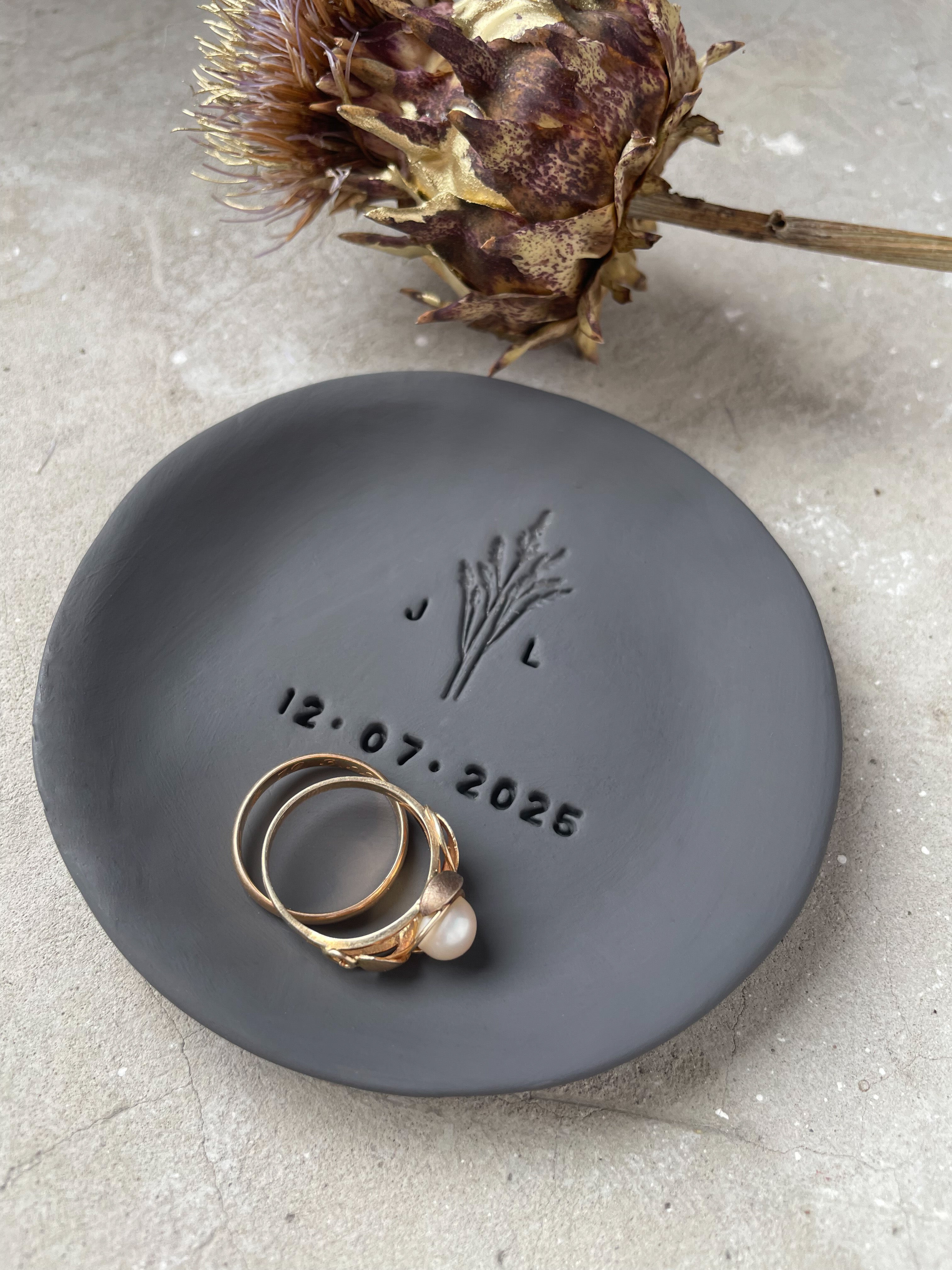 Elegante Ringschale aus Ton in edlem Anthrazit, personalisiert mit Initialen, Hochzeitsdatum und Kornähren-Prägung – Unikat für natürliche, rustikale Hochzeiten oder das Standesamt