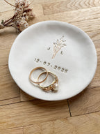 Handgemachte Ringschale aus Keramik mit filigraner Kornährenprägung, personalisiert mit Initialen und Datum – liebevolle Alternative zu Ringkissen oder Ringbox für natürliche Hochzeiten