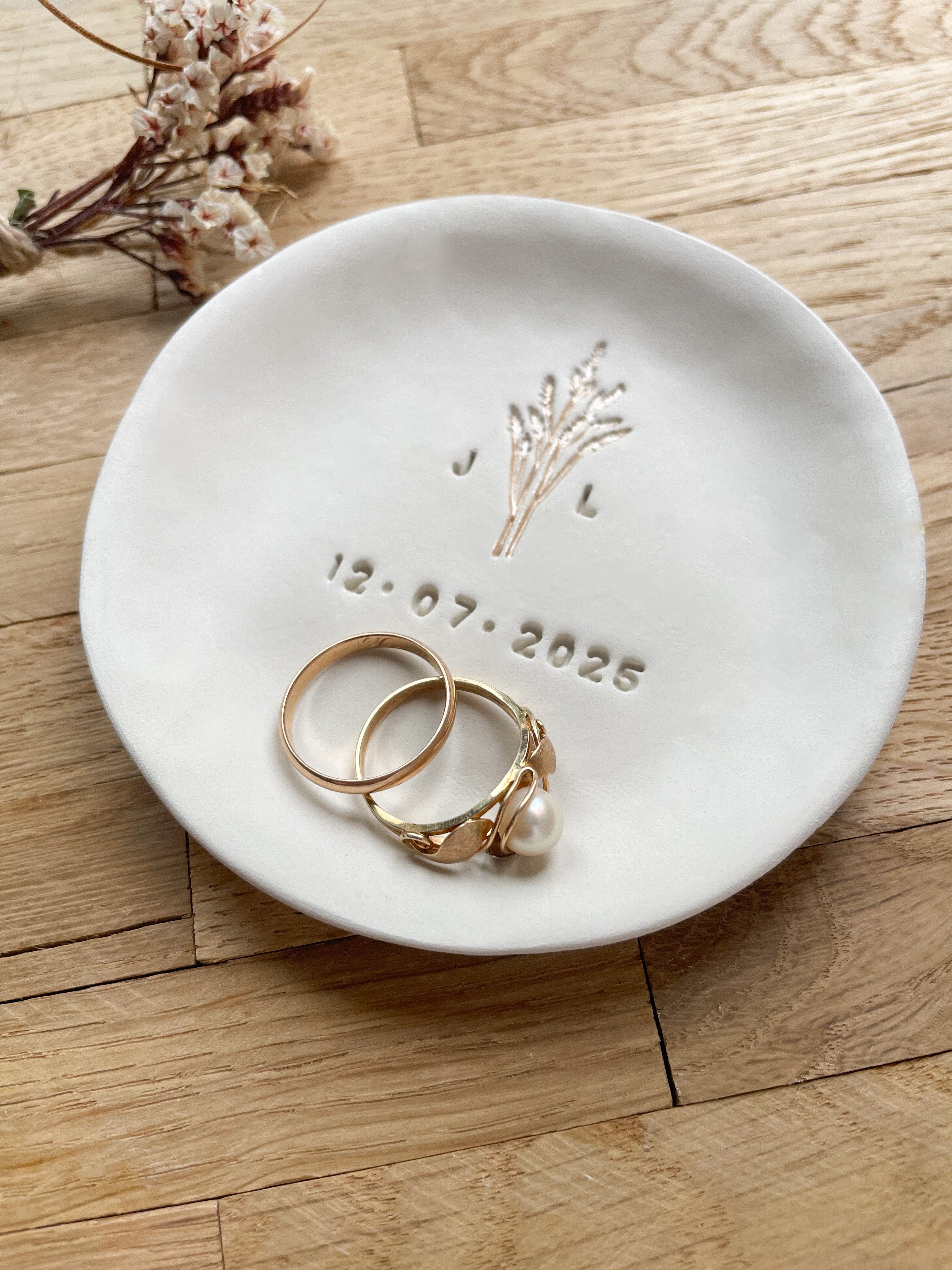Handgemachte Ringschale aus Keramik mit filigraner Kornährenprägung, personalisiert mit Initialen und Datum – liebevolle Alternative zu Ringkissen oder Ringbox für natürliche Hochzeiten