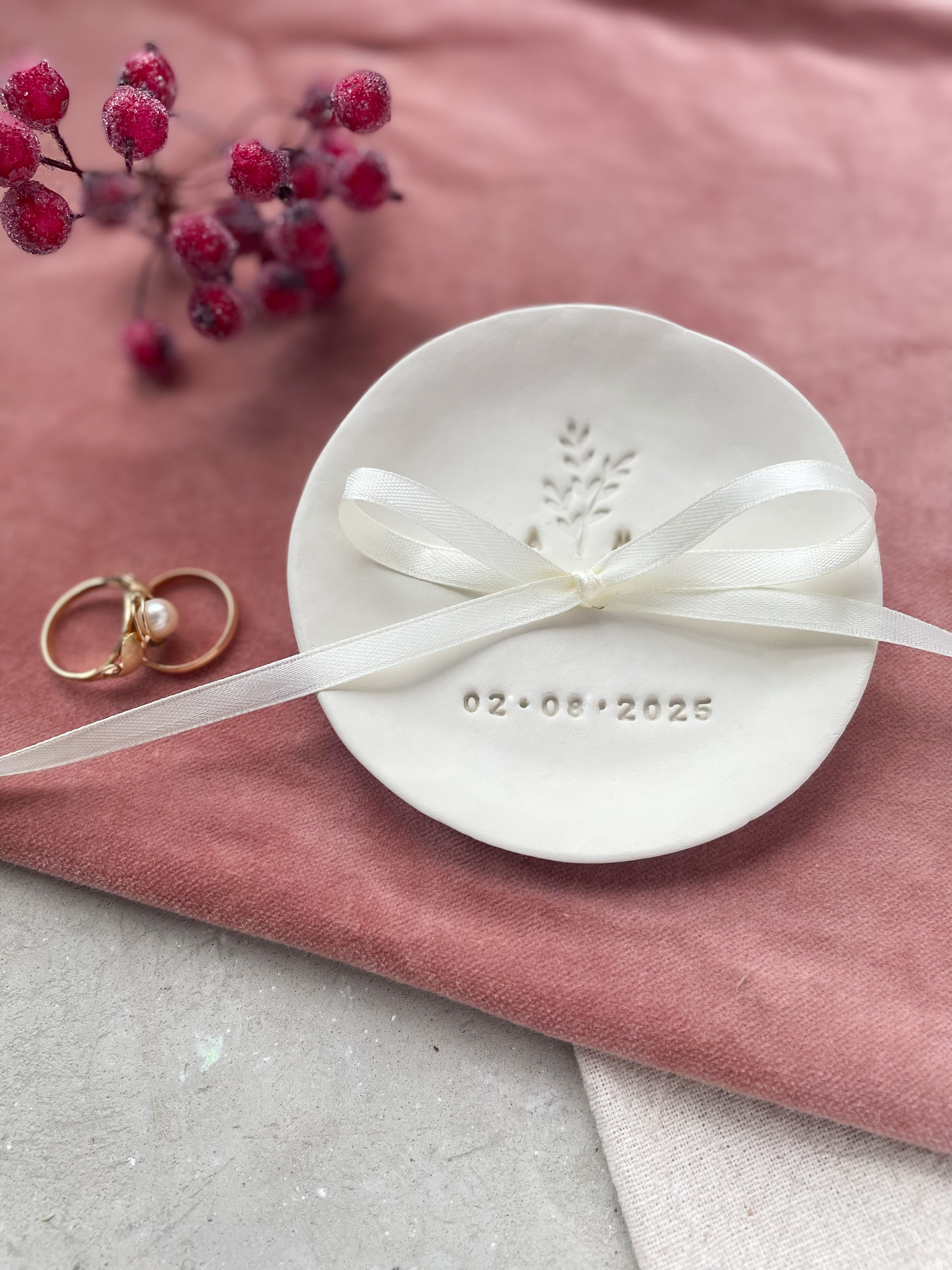 Ein zarter Zweig. Zwei Initialen. Ein Datum für immer. Diese handgemachte Boho-Ringschale aus Ton trägt eure Geschichte – schlicht, ehrlich und schön. Für den Hochzeitstag und jeden Tag danach.

