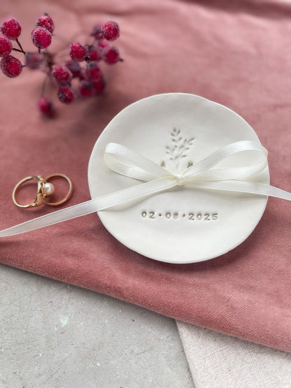 Ein zarter Zweig. Zwei Initialen. Ein Datum für immer. Diese handgemachte Boho-Ringschale aus Ton trägt eure Geschichte – schlicht, ehrlich und schön. Für den Hochzeitstag und jeden Tag danach.


