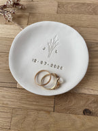 Personalisierte Ringschale aus Ton, verziert mit Kornmotiv, Initialen und Datum – handgefertigtes Hochzeitsaccessoire für Paare mit Liebe zur Natur und zum Detail.