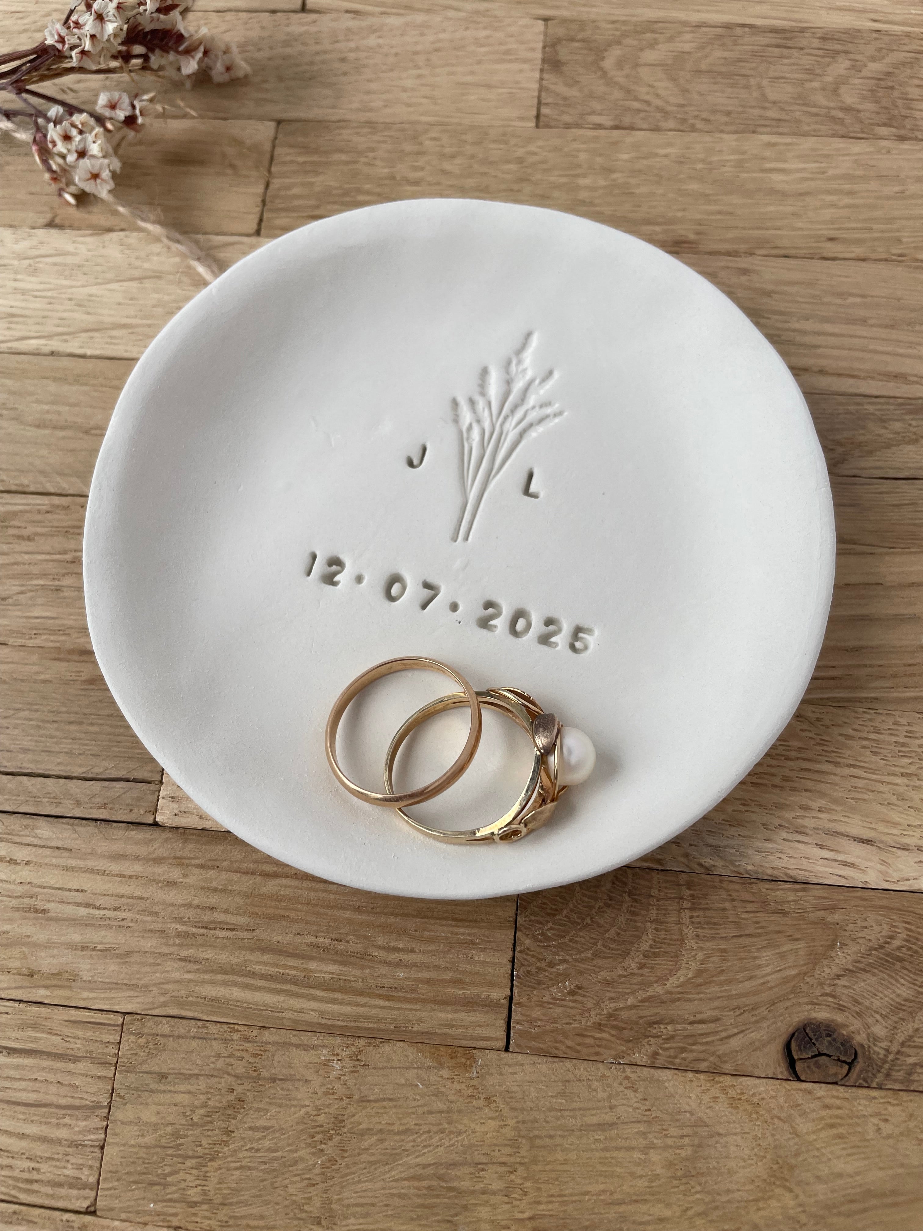 Personalisierte Ringschale aus Ton, verziert mit Kornmotiv, Initialen und Datum – handgefertigtes Hochzeitsaccessoire für Paare mit Liebe zur Natur und zum Detail.