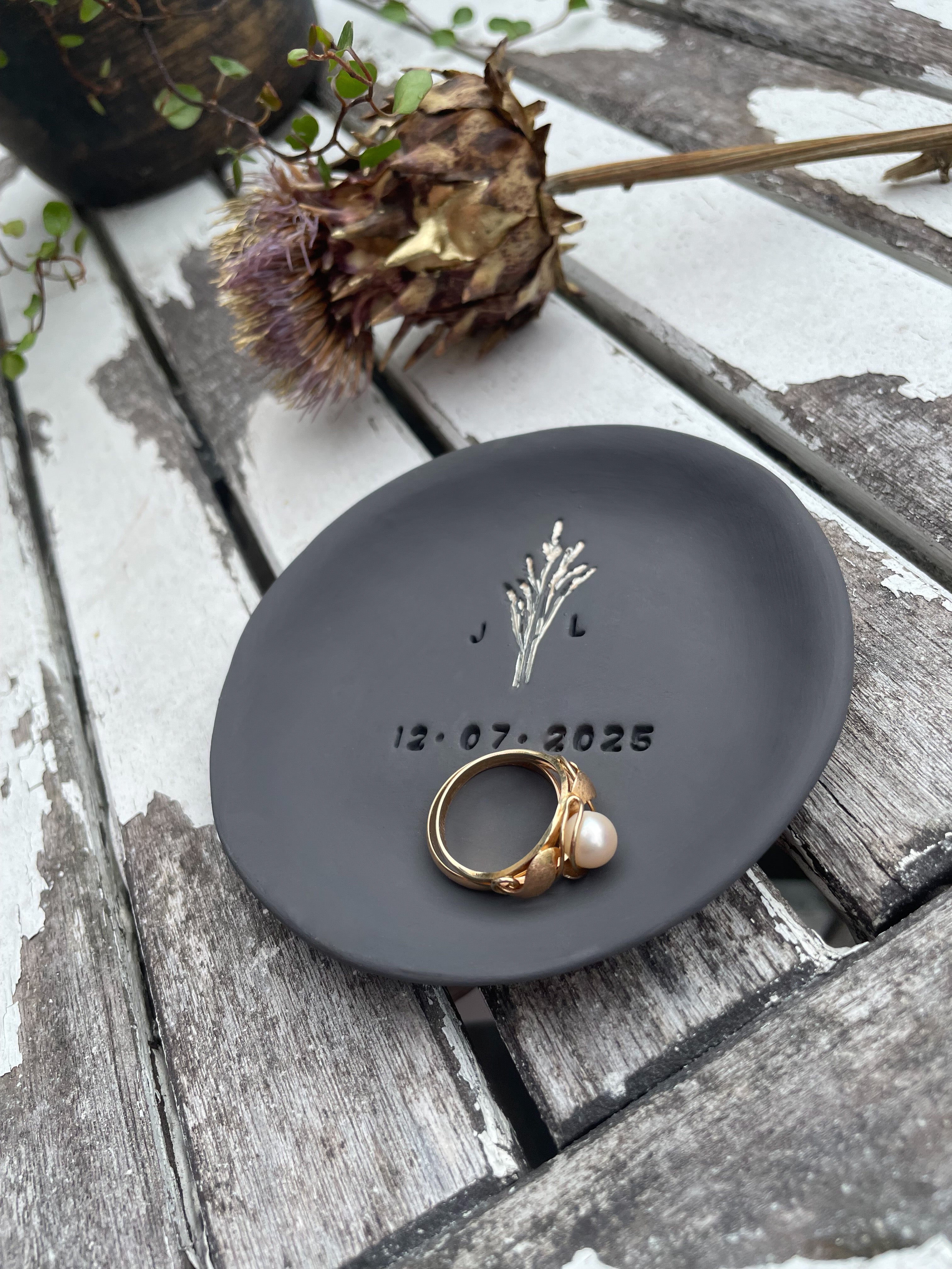Keramik-Ringschale in limitierter Auflage, matt anthrazit glasiert, mit eingravierten Initialen, Datum und filigraner Kornähre – handgefertigtes Hochzeitsaccessoire für freie Trauungen.
