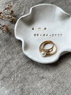 Schlichtes, handgemachtes Ringschälchen in organischer Form – perfekt für Designliebhaber*innen und moderne Hochzeiten mit klarer Ästhetik