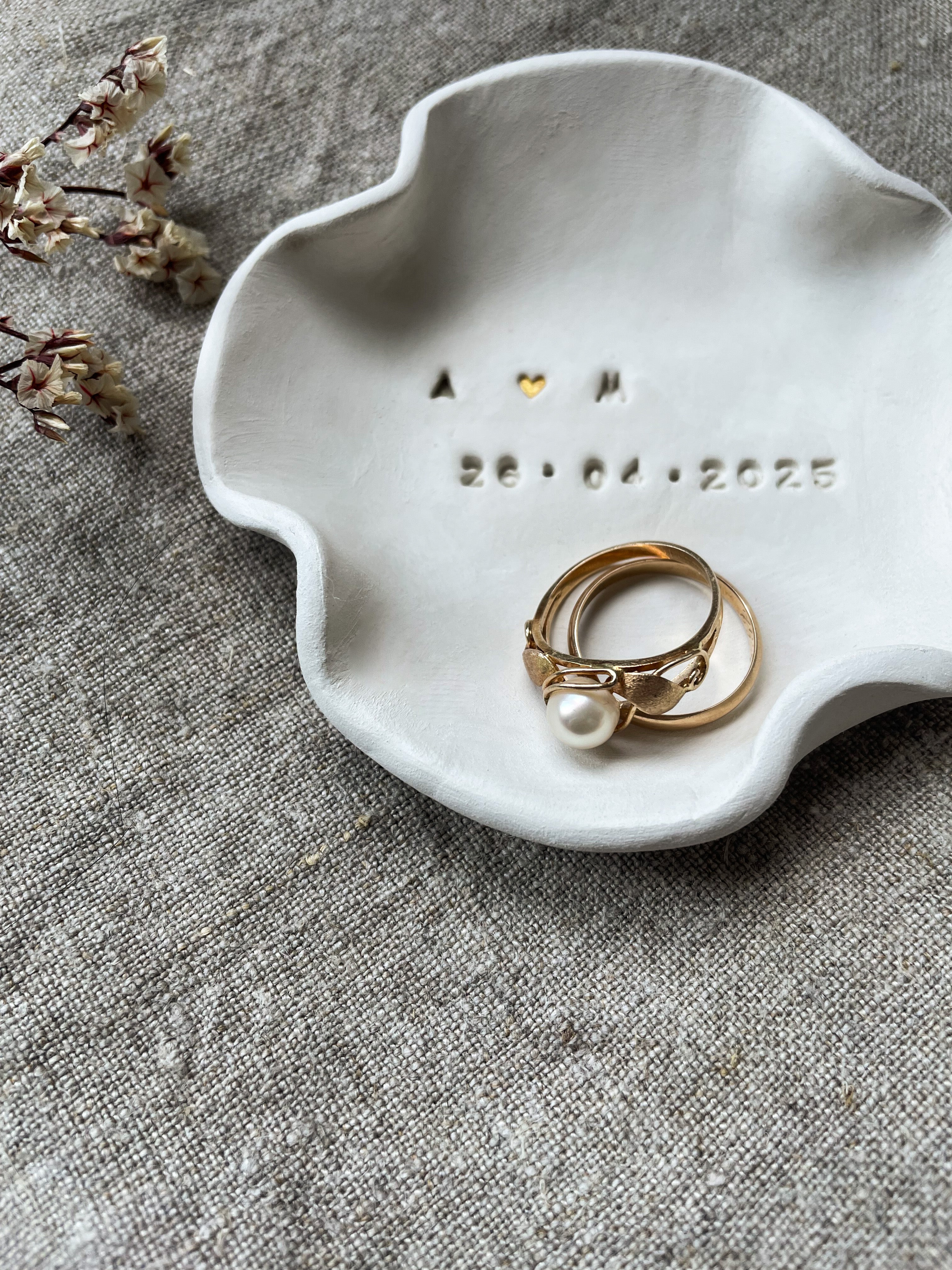 Schlichtes, handgemachtes Ringschälchen in organischer Form – perfekt für Designliebhaber*innen und moderne Hochzeiten mit klarer Ästhetik