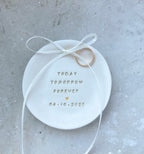 Handgemachte Ringschale für eure Hochzeit, das Standesamt oder die freie Trauung – aus echtem Ton und mit viel Herz gefertigt.
Ein besonderes Must-have für Boho-Hochzeit, Herbsthochzeit oder Winterhochzeit. Ideal als symbolträchtiges Erinnerungsstück, personalisiertes Geschenk zur Verlobung, für den Junggesellinnenabschied oder als Alternative zum Ringkisse