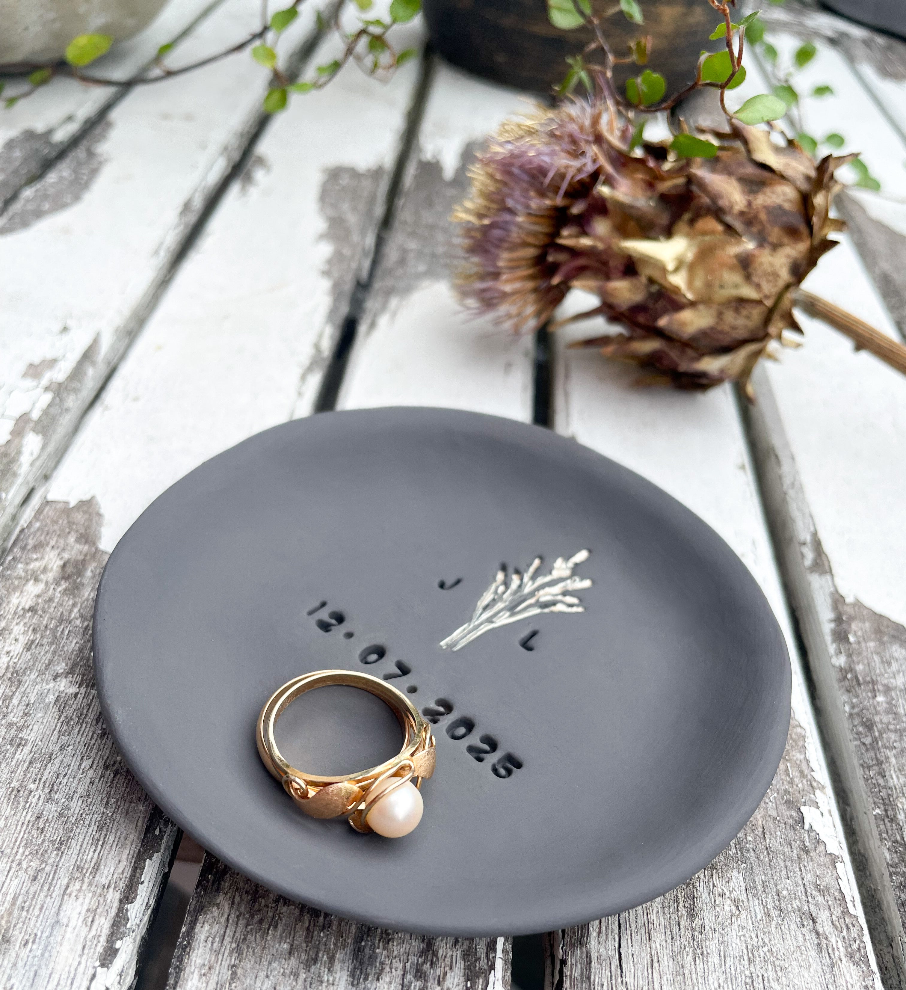 Moderne, minimalistische Ringschale in Anthrazit, personalisiert mit Buchstaben und Datum, handgearbeitet aus Ton mit Kornprägung – perfekte Erinnerung für eine Herbsthochzeit