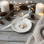 Hochglänzende Ringschale aus echtem Ton mit organischer Form, personalisiert mit Namen und Hochzeitsdatum, moderne Ringkissen-Alternative für Standesamt und freie Trauung.