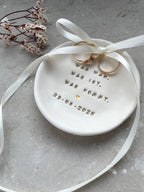 Minimalistische Ringschale für Trauringe, aus Premium-Steinzeug, handgetöpfert und fein glasiert. Wählbar mit Herz- oder Zweigprägung – schlicht, natürlich, elegant. Ideal für Boho-, Garten- und Winterhochzeiten. Seit 2018 entsteht in Deutschland echte Handwerkskeramik statt Massenware. Perfekt als Alternative zum Ringkissen und danach als Schmuckablage mit Bedeutung.