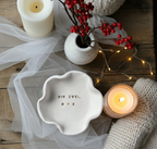 Natürliche Ringschale aus echtem Ton, geeignet für Hochzeitsringe, Engagement Rings und persönliche Zeremonien. Mit Initialen oder Datum personalisierbar. Ideal als nachhaltige Alternative zur Ringbox für Standesamt-Trauungen, freie Trauungen und Boho-Weddings. Ein beliebtes, langlebiges Geschenk für Verlobung und Hochzeit.