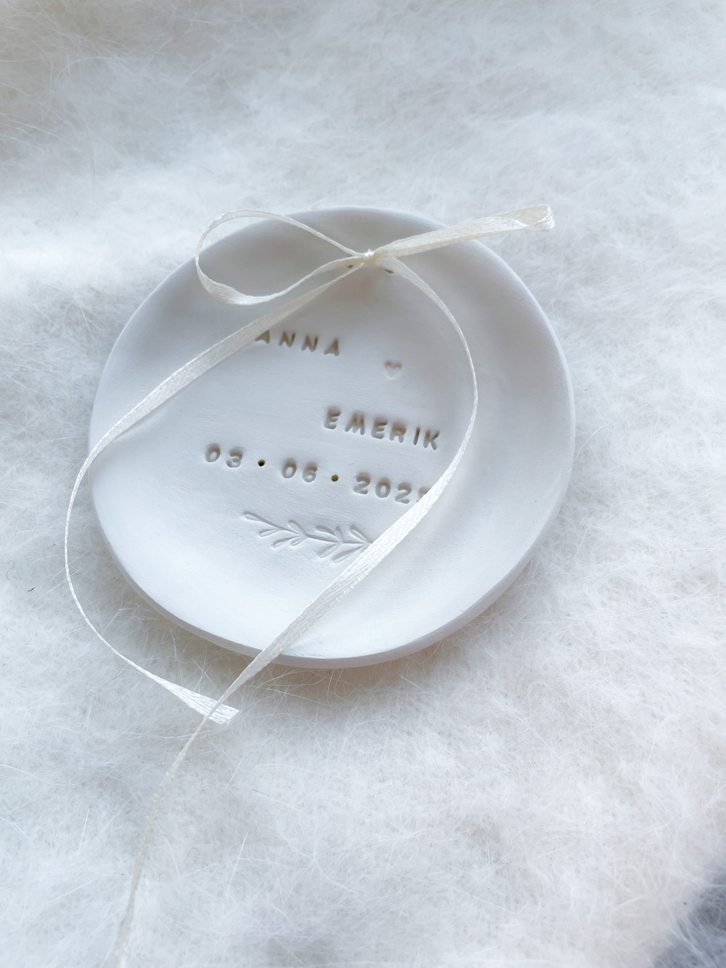 Handgetöpferte Ringschale aus echter Keramik mit Herzprägung, personalisierbar mit Initialen und Datum – liebevolle, nachhaltige Alternative zu Ringbox oder Ringkissen, ideal für freie Trauung, Standesamt oder Hochzeitszeremonie im Boho-Stil. auch in meinem etsy- shop