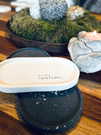 Booklover Tablett – kleines handgemachtes Keramikstück für Literaturfans und Leseratten. Dekorative Ablage für kleine Kostbarkeiten, Schmuck oder Teemomente beim Lesen. In klassischer Serifenschrift geprägt, inspiriert von der Liebe zu Sprache und Buchstaben. Jedes Tablett ein Unikat, nachhaltig hergestellt aus echtem Ton.