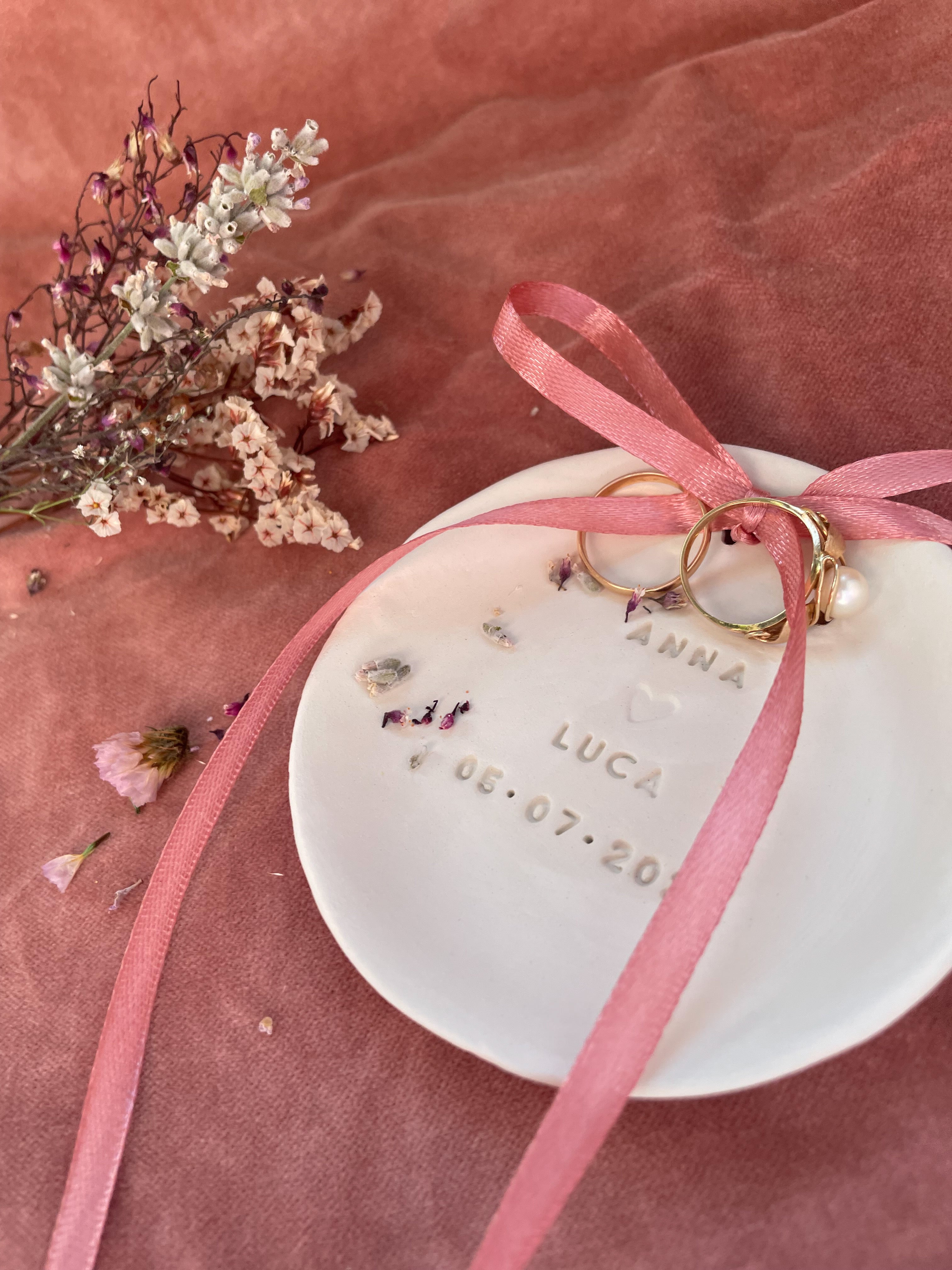 Romantisches Ringschälchen aus Keramik mit Herzprägung und Satinband, liebevoll handgemacht – perfekte Alternative zu Ringkissen oder Ringbox für die Hochzeit.

