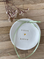 Personalisierte Ringschale aus Keramik, made in Germany, matt glasiert, mit eingravierten Namen, Datum und goldenem Herz, perfekt für freie Trauung oder Standesamt, Personalized ceramic ring dish, handcrafted in Germany, matte glazed, with engraved names, date and golden heart, ideal for civil weddings or boho ceremonies