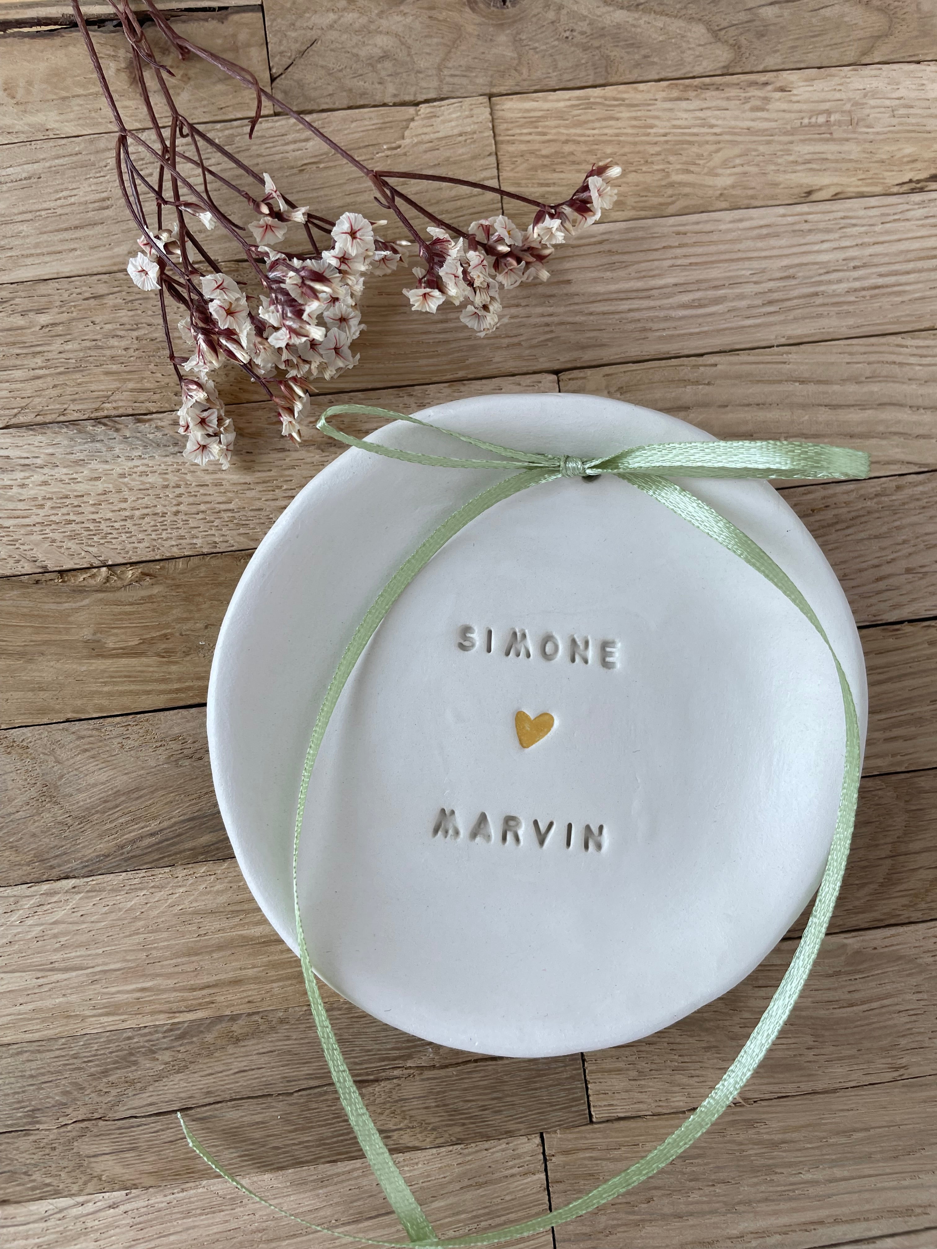 Personalisierte Ringschale aus Keramik, made in Germany, matt glasiert, mit eingravierten Namen, Datum und goldenem Herz, perfekt für freie Trauung oder Standesamt, Personalized ceramic ring dish, handcrafted in Germany, matte glazed, with engraved names, date and golden heart, ideal for civil weddings or boho ceremonies