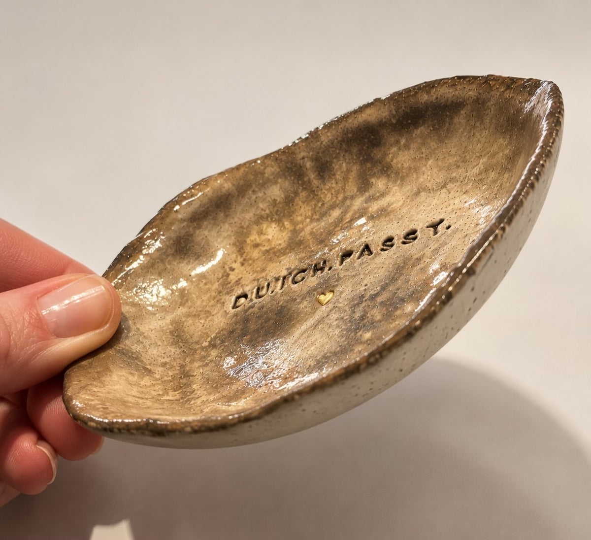 Seitliche Ansicht des handgemachten Schmuckschälchens mit flacher Form und glänzender Glasur